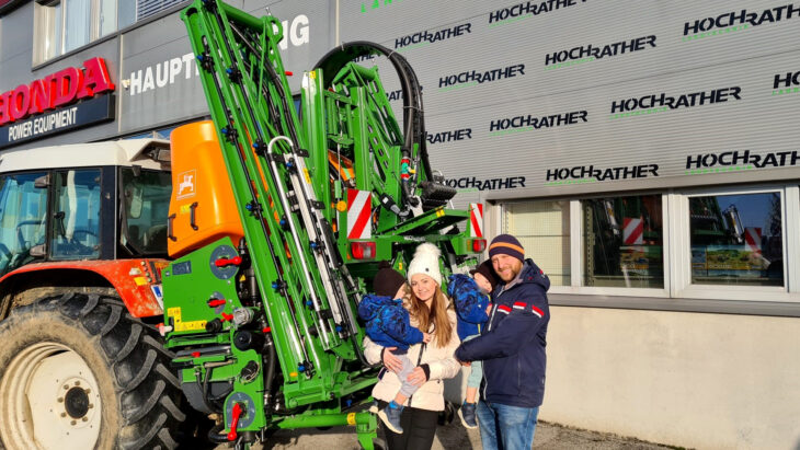 Feldspritzen-Übergabe an Familie Scheuchenstuhl