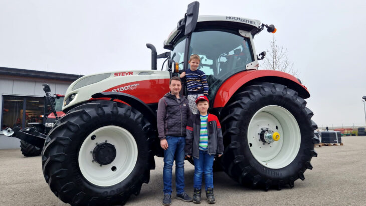 Traktor-Übergabe an Familie Schaupp