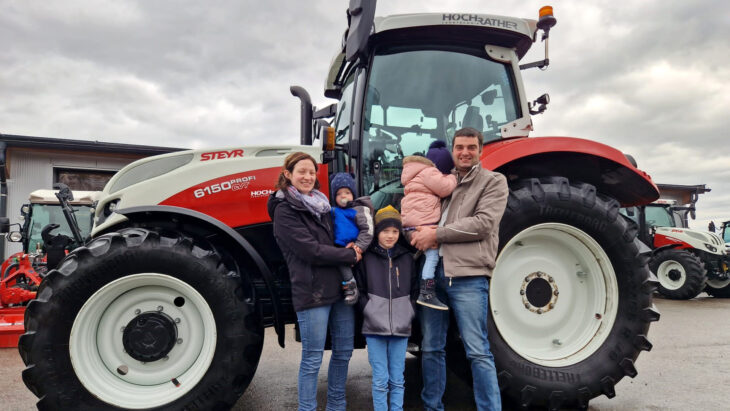 Traktor-Übergabe an Familie Infanger