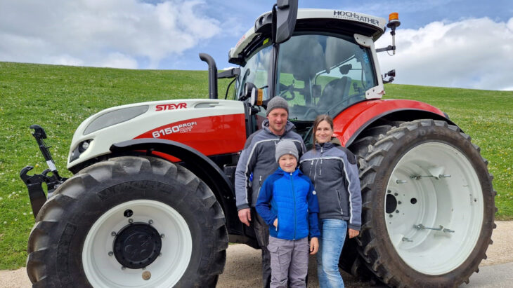 Traktor-Übergabe an Familie Ahrer