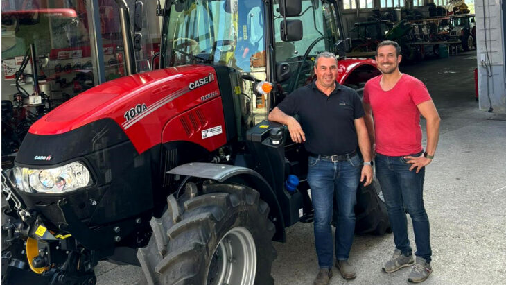 Traktor-Übergabe an Familie Nussbaummüller