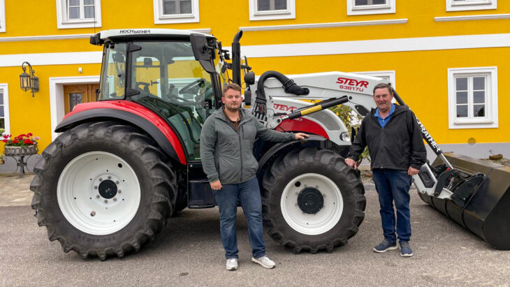 Traktor-Übergabe an Familie Bachinger