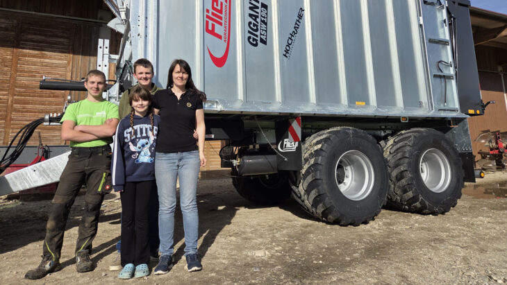 Abschiebewagen-Übergabe an Familie Heiligenbrunner
