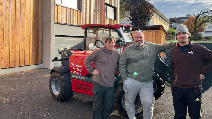Hoftraktor-Übergabe an Familie Mayr