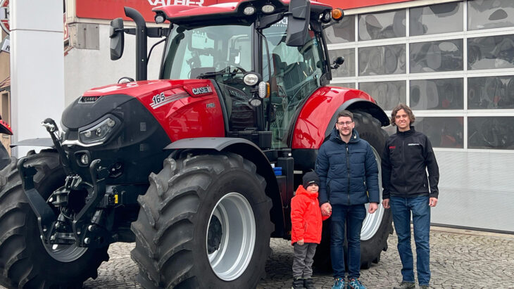 Traktor-Übergabe an Familie Stöger