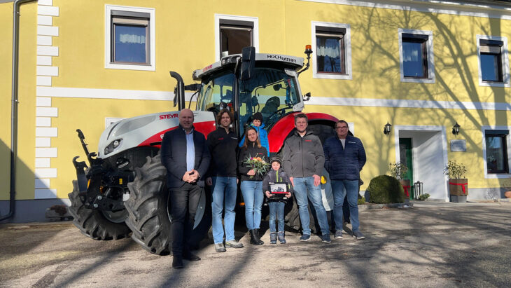 Traktor-Übergabe an Familie Hochmeister