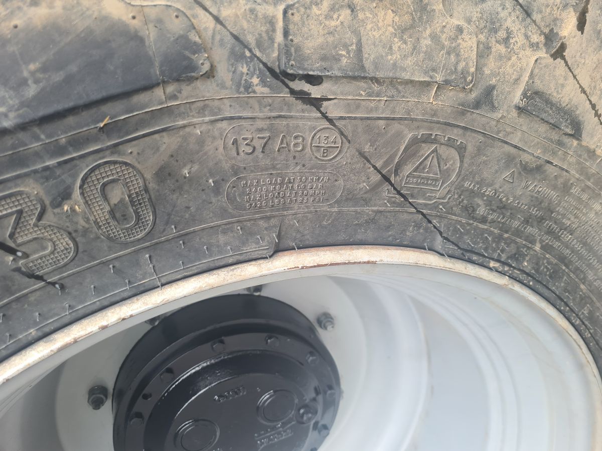 Michelin 1 Satz Räder auf Fixfelgen Spur 2250mm Michelin 1 Satz Räder auf Fixfelgen Spur 2250mm