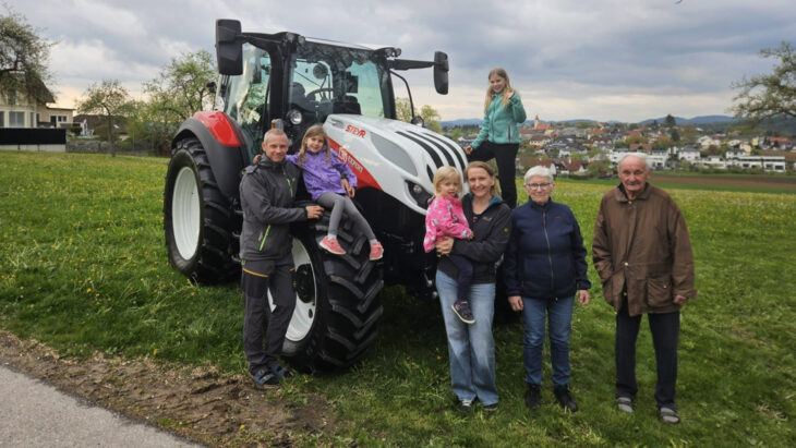 Traktor-Übergabe an Familie Breuer