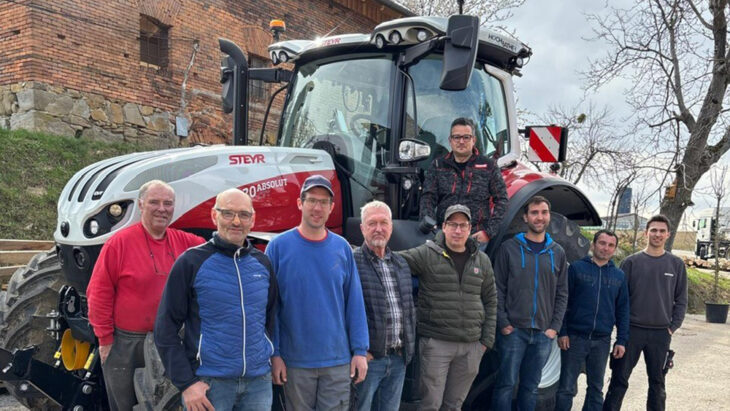 Traktor-Übergabe an die Traktorgemeinschaft Ratzberger