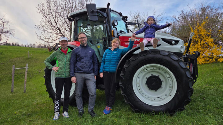Traktor-Übergabe an Familie Großtesner