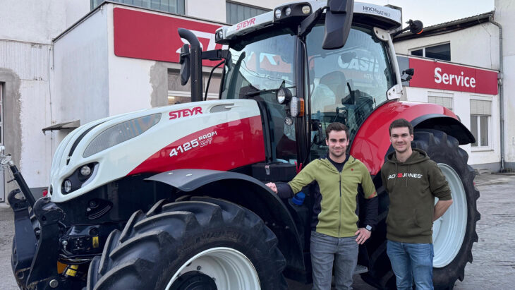 Traktor-Übergabe an Familie Niedermayr