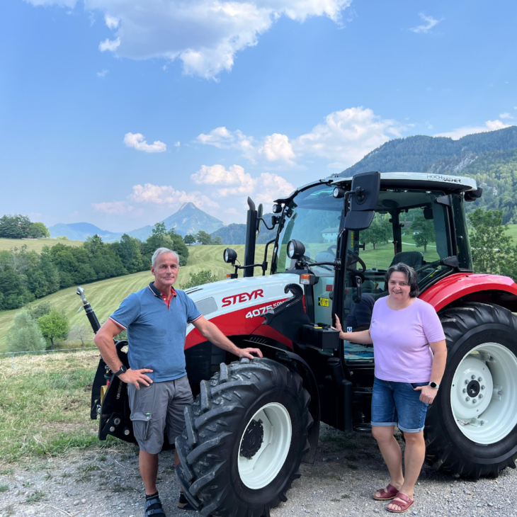Traktor-Übergabe an Familie Steinbacher