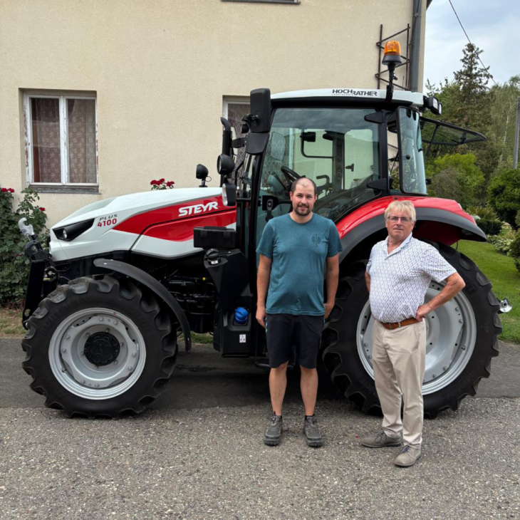 Traktor-Übergabe an Familie Sadleder