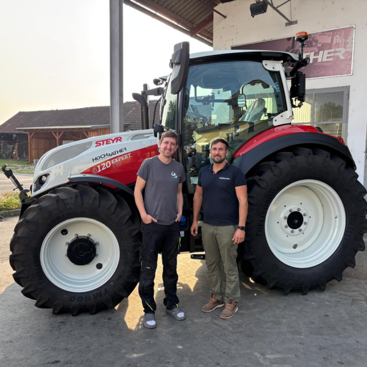 Traktor-Übergabe an Familie Huber
